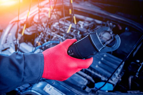 Otomatik mekanik bir voltmetre gerilimi düzeyini denetlemek için kullanır. Araba tamiri. Servis istasyonu.