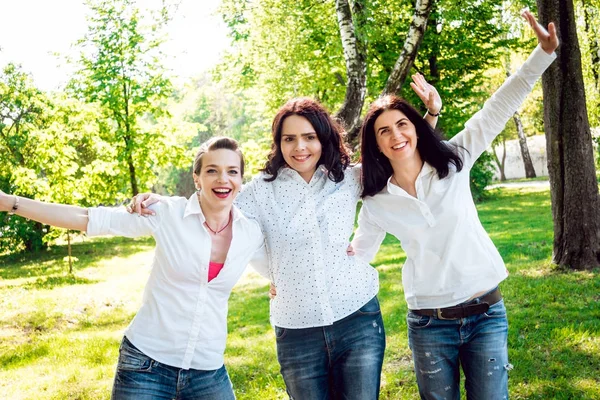 Três Meninas Desfrutando Parque — Fotografia de Stock