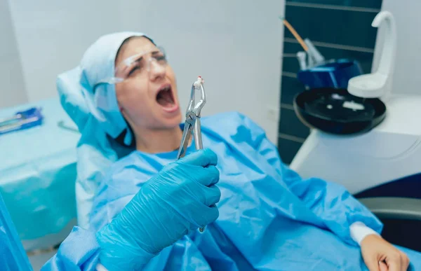 Tandläkare Använder Kirurgiska Tänger Att Bort Ruttnande Tand Moderna Tandvårdsklinik — Stockfoto
