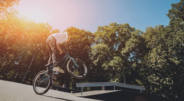 Ung Bmx Ryttare Utföra Trick Skatepark — Stockfoto