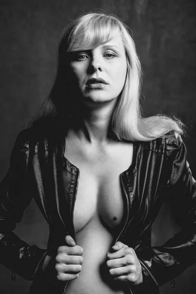 Güzel Çıplak Hamile Kadın Deri Ceketli Studio Resim — Stok fotoğraf