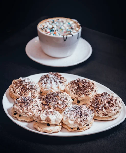 Francia Meringue Cookie Kat Fehér Táblán Bőrfelszín Közelkép Szelektív Összpontosít — Stock Fotó