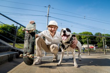 Pratik ve sokaklarda atlama kaykaycı