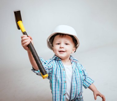 Beyaz arka plan üzerinde küçük bir çocuk. İnşaat, onarım, İçişleri.