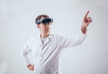 Doktor kullanır gerçeklik gözlükleri artar. Modern teknoloji