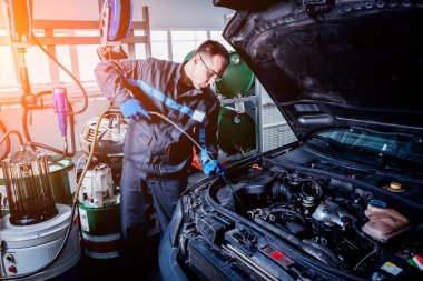 Motor yağ değişimi. Araba tamiri. Servis istasyonu.