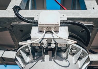 Arkadan Görünüm güneş paneli. Güneş ve doğru yönü izlemek için dişli açma.