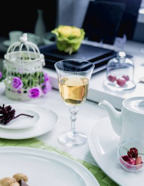 Beyaz bir bardak şarap. Açık renkli