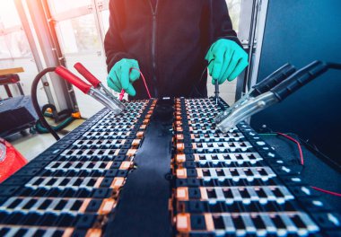 Elecric motorlu pilleri şarj. Pil bir elektrikli araç motorunun sökülmesi. Araba Servisi