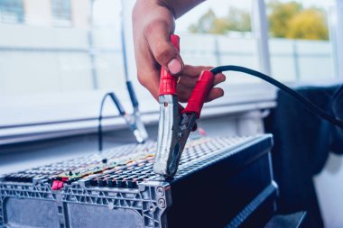 Elecric motorlu pilleri şarj. Pil bir elektrikli araç motorunun sökülmesi. Araba Servisi