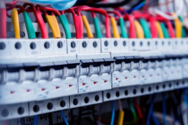 Elektrik donatımı. Kablolar ve izolatörler.