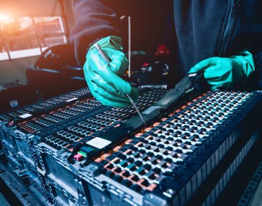 Elecric motorlu pilleri şarj. Pil bir elektrikli araç motorunun sökülmesi. Araba Servisi