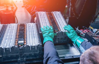 Elecric motorlu pilleri şarj. Pil bir elektrikli araç motorunun sökülmesi. Araba Servisi