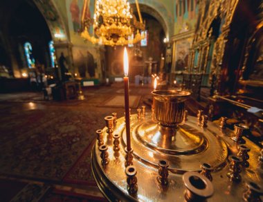 Kilise iç. Mum ışığı.