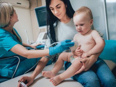 Anne olarak ultrason Tanı ile doktor ve bebek kız. Tıbbi malzeme. Ultrason.