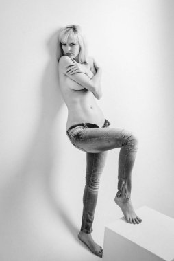 Studio beyaz güzel çıplak sarışın kız 