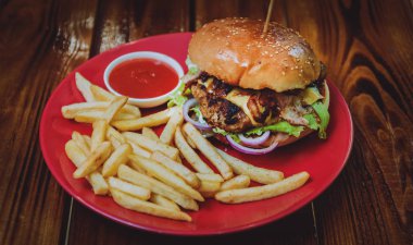 Büyük çizburger ve patates kızartması bir plaka üzerinde. Restoran