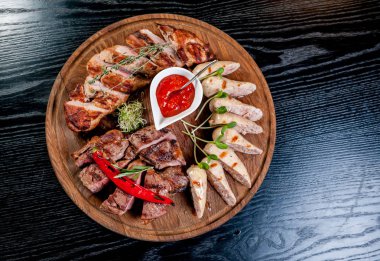 Et soslu bir tabağa dilimlenmiş