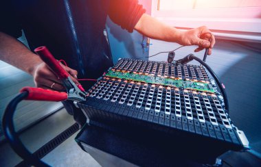 Elecric motorlu pilleri şarj. Pil bir elektrikli araç motorunun sökülmesi. Araba Servisi