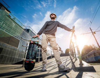 Pratik ve sokaklarda atlama kaykaycı