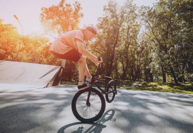 Genç Bmx sürücüsü hileci vasıl skatepark gerçekleştirme.