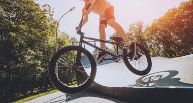 Genç Bmx sürücüsü hileci vasıl skatepark gerçekleştirme.