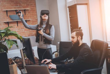 Vr gözlük test ve having fun kadın yaratıcı Ofis çalışanları ile genç adam