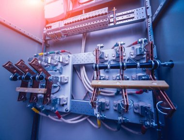 Kablolar ve elektrik kutusuna geçer. Sigortalar ve Kontaktörler elektrik paneli.