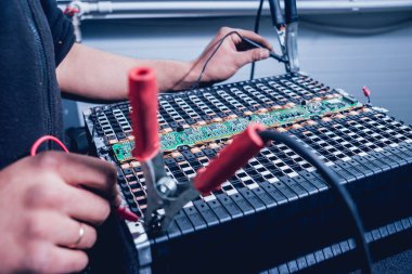 Elecric motorlu pilleri şarj. Pil bir elektrikli araç motorunun sökülmesi. Araba Servisi