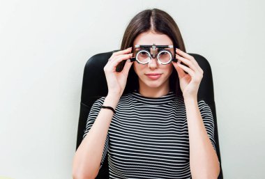 Lamba muayene kesti. Biomicroscopy anterior göz parçasının. Temel göz muayenesinde. Kontakt lensler Check-up.