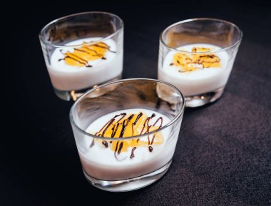 Fıstık ezmesi ve jöle gözlüklü.