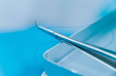 Tatlı diş aracı ve mavi arka plan üzerinde yazıt