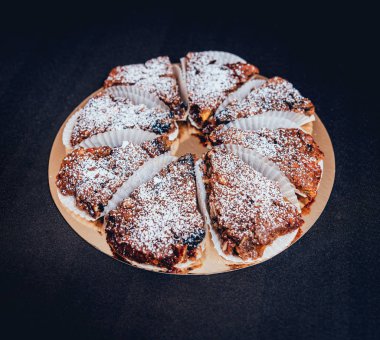 Çikolatalı kek koyu arka plan, portre, selectife odak