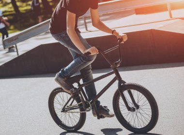 Bmx sürücüsü hileci vasıl skatepark gerçekleştirme.