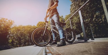 Genç Bmx sürücüsü hileci vasıl skatepark gerçekleştirme.