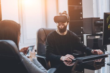 Vr gözlük test ve having fun kadın yaratıcı Ofis çalışanları ile genç adam