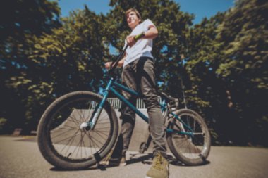 Genç Bmx sürücüsü hileci vasıl skatepark gerçekleştirme.