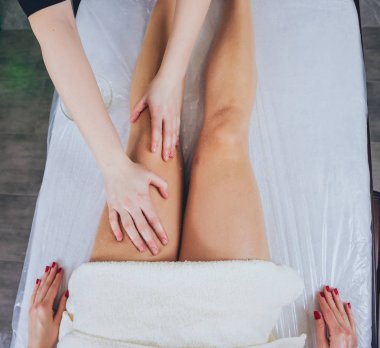 Kırpılmış görüntü kadının Spa'da rahatlatıcı. Bacaklar Masaj.