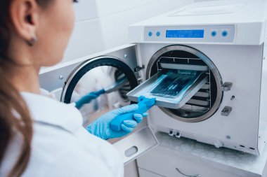 Otoklavda tıbbi aletler sterilize ediliyor. Diş hekimliği.