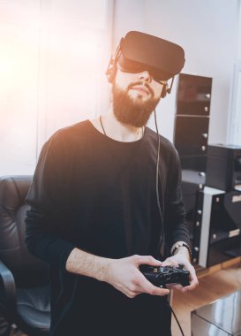 Sanal gerçeklik giyen sakallı genç adam ofiste gözlükler