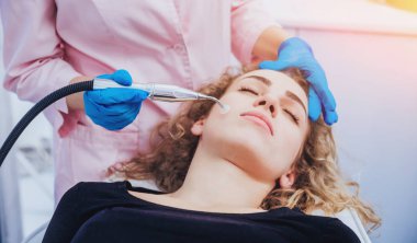 Genç kız rahatlatıcı spa. Physiotheraphy.