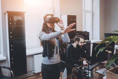 Vr gözlük test ve having fun kadın yaratıcı Ofis çalışanları ile genç adam