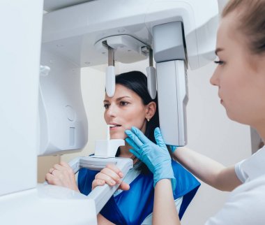 X-ray makinesi hasta kalan genç kadın. Panoramik Radyografi