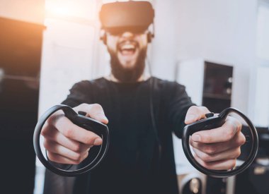 Sanal gerçeklik giyen sakallı genç adam ofiste gözlükler