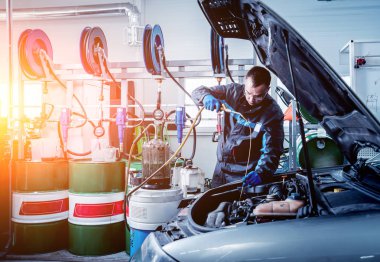 Motor yağ değişimi. Araba tamiri. Servis istasyonu.