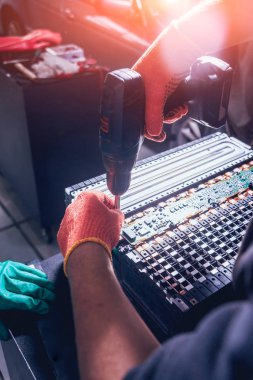 Elecric motorlu pilleri şarj. Pil bir elektrikli araç motorunun sökülmesi. Araba Servisi