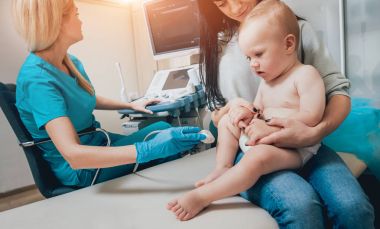 Anne olarak ultrason Tanı ile doktor ve bebek kız. Tıbbi malzeme. Ultrason.