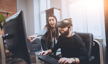Vr gözlük test ve having fun kadın yaratıcı Ofis çalışanları ile genç adam