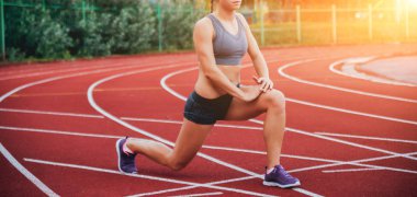 Genç causasian kadın atlet atletizm Stadyumu üzerinde