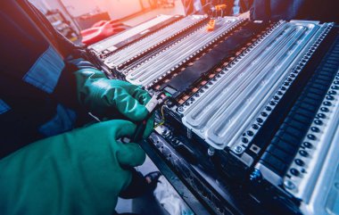 Elecric motorlu pilleri şarj. Pil bir elektrikli araç motorunun sökülmesi. Araba Servisi